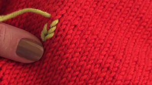 گلدوزی با کاموا روی لباس بافتنی